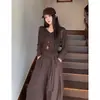 Traje minimalista, moderno y elegante para mujer que ciñe la cintura, perfecto para el otoño, top versátil y adelgazante combinado con pantalones de pierna ancha de cintura alta.