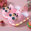 Nuevos y lindos zuecos de dibujos animados de helicóptero con suelas suaves e luces para niños, zapatillas versátiles ligeras de EVA para exteriores