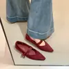 Sapatos Mary Jane de Tira Única Baixa Vermelhos Pequenos Estilo Retrô First Encounter para Mulheres, Novo Estilo Outono Inicial, Perfeitos com Saias, Couro de Nicho e Elegante