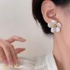 Pendientes de flor de perla de imitación estilo francés para mujer, elegantes, ligeros, de lujo, de alta gama, retro, distintivos y exagerados.