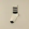Colección de otoño: Calcetines de mujer elegantes y modernos en una paleta de colores Maillard, con diseños de rayas, letras y de longitud larga, perfectos para uso casual y versátiles para cualquier atuendo en otoño e invierno.