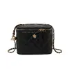 Bolsa pequena quadrada texturizada estilo coreano para mulheres no atacado, nova bolsa de ombro com corrente padrão diamante para o outono de 2026, bolsa transversal versátil de luxo leve