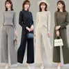 Conjunto plissado minimalista estilo japonês inspirado em Miyake, cor sólida com padrão sutil, top de manga longa com gola redonda, calça pantalona fluida, conjunto de duas peças casual para o outono