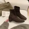 Versão em couro de botas curtas femininas que aumentam a altura, estilo coreano versátil, salto grosso elegante, bico quadrado, botas justas, botins curtos estilo Martin para mulheres baixinhas