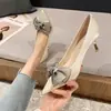 Otoño 2026 Nuevo Estilo Elegante Francés Escote Bajo Lazo Tacón de Aguja Tacones Altos Zapatos Planos Elegantes Versátiles para Mujer