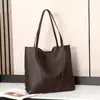 Bolso tote nuevo de gran capacidad para mujer 2026, con diseño de cuero estampado de lichi, un elegante bolso de hombro y un aspecto versátil de alta gama adecuado para el trabajo.