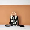 Bolso cruzado para el hombro, Bolso de mano con un toque de alta gama, Bolso de nicho versátil inspirado en la dopamina para teléfono, Bolso de punto de dibujos animados nuevo