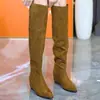 Botas altas cómodas y no fatigantes de estilo coreano, colección de invierno 2026 de moda, gamuza, completamente adornadas con pedrería, punta fina, botas para mujer que realzan la altura y estilizan.