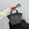 Bolso de un solo hombro para debajo del brazo, Estilo de viajero de moda, Bolso moderno y único, Nuevo bolso de mano de nicho Invierno 2025, Bolso cubo casual