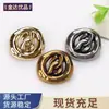 Abrigo de Metal Hueco con Doble Anillo Cosido a Mano Estilo Chanel, Gabardina, Suéter con Botones Tejidos, Sensación de Alta Gama