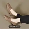 Sapatos baixos vintage versáteis de bico redondo com saltos grossos, sapatos de mãe da moda, novos mocassins de verão para o trabalho