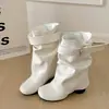 Botas de Cano Curto Brancas com Salto Grosso Femininas Outono 2026 Novo Estilo com Saias Sola Macia Aumentadoras de Altura Retrô Emagrecedoras Botas para Calça