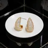 Brincos de Cobre Leve de Luxo da Moda Inlaid com Zircônia, Design de Gota d'Água Vazada, Brincos Pequenos Elegantes e Sofisticados Meio Vazados em Forma de Pimenta para Mulheres