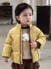 Conjunto casual de invierno para niños: una chaqueta gruesa y acolchada, una sudadera de moda con forro de polar y pantalones largos - un conjunto de tres piezas de ropa infantil coreana