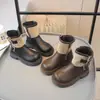 Botas Infantis Super Macias 2026 Outono/Inverno Botas de Couro para Meninas Estilo Princesa Botas Martin com Fivela Forradas de Lã Botas de Cano Curto para Meninos