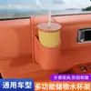 Portavasos de almacenamiento para coche con estante lateral es conveniente y no obstruye la vista; El portavasos y el bolsillo de almacenamiento son estables y no se caen los artículos