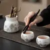 Porcelana blanca con detalles dorados, un juego de seis utensilios de té para la ceremonia del té china, que incluye un clip para té y un portalápices