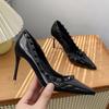 Punta Aguda Boca Baja Tacón de Aguja Estilo Francés Zapatos Profesionales Versátiles Remaches Tacones Súper Altos Negros para Mujer Nuevo Estilo 2025
