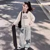 Nuevo conjunto de dos piezas de moda versátil y moderno para niñas mayores, con pantalones de pierna ancha y bordado de conejo lindo, para primavera y otoño