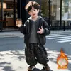 Chaqueta de cuero forrada de forro polar para niños, nuevo estilo 2026, ropa exterior de otoño e invierno para niños, fresca y elegante, chaqueta engrosada para niños pequeños y mayores, a la moda