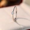 Anillo de Diamante Único de Seis Garras para Mujer, Lujo Ligero, Simple y Elegante, Versátil para el Uso Diario, Diseño de Alta Gama, Diseño Abierto, Alta Retención del Color