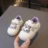 Sapatos Infantis Estilo Primavera e Outono Sola Macia Sapatos de Bebê Tênis Sapatos para Caminhada de Criança Pequena Sapatos Individuais para Meninos Tênis Casuais de Board para Meninas