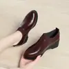 Zapatos de cuero de tacón grueso estilo británico para madres, nuevo modelo otoño 2026, cuero suave, cómodos, antideslizantes, resistentes al desgaste, zapatos de corte bajo para mujeres de mediana edad y mayores