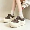 Zapatos casuales retro transpirables y cómodos, zapatos de papá para mujer, zapatillas nuevas de otoño 2026 con suela gruesa para aumentar la altura en color marrón Maillard para mujer