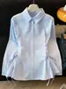 Nova Camisa Vintage Versátil Outono 2026 com Gola Lapela, Abotoamento Simples e Design de Amarração Lateral, Emagrecedora e de Manga Longa para Mulheres