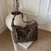 Bolsa para lonchera de axila relajada coreana nicho retro patchwork de gamuza bandolera de un solo hombro bolso de bola de masa estampado de leopardo moderno
