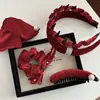 Diadema Roja de Atmósfera de Año Nuevo con un Toque de Lujo, Diadema de Borde Ancho, Exquisito Pasador Triangular para la Parte Trasera de la Cabeza, Accesorio para el Cabello para Mujeres