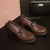 Mocassins retrô de couro bovino super macio com salto grosso para mulheres, novos sapatos de calçar de salto alto 2026