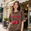 Camiseta Casual de Manga Corta para Mujer, Estampado de Leopardo Gris Retro Americano y Cerezas, Hombro Caído, Longitud Media, Cuello Redondo, Versátil para el Verano