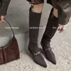 Botas de Couro Camurça de Primeira Camada para Mulheres, Botas Slim, Novo Estilo de Inverno, Bico Fino, Salto Agulha, Salto Médio, Zíper Lateral, Botas de Cano Alto até o Joelho para Mulheres