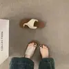 Chanclas de dedo con hebilla metálica estilo francés para mujer, calzado de verano para exterior, nuevo modelo 2026, suela plana suave, sandalias estilo resort