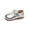 Sapatos de couro infantis 2026 Outono Novo Estilo Sapatinhos de Princesa com Laço de Pérola para Meninas Crianças Raso Mocassins Modernos