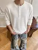 Camiseta de manga longa de outono para homens, simples e casual, com toque suave na pele, perfeita como camada base, apresentando um estilo Henley texturizado, incorporando uma estética "old money".