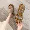 2026 Verão Novo Estilo Fada Tira Transparente Chinelos Casuais Planos Tamanho Grande Decoração de Flores Antiderrapante Chinelos de Exterior