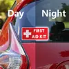Producto de Exportación Más Vendido: Kit de primeros auxilios reflectante para mascotas con forma de abeto Cruz Roja Vinilo impermeable y resistente al sol Pegatina decorativa para coche