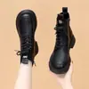 Outono/Inverno 2026 Novas Botas Martin Britânicas Versáteis de Couro Macio Solado Grosso Oculto Aumenta Altura Bico Redondo Zíper Lateral Cadarço Sapatos Únicos
