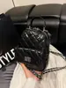 Mochila Pequeña Estilo Coreano para Estudiantes Universitarios, Bolso de Cadena Acolchado Versátil de Cuero Suave Negro de Alta Gama para Mujeres