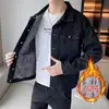 Nueva chaqueta de mezclilla gruesa con forro polar de estilo invernal para hombre, chaqueta casual versátil de moda estilo coreano de corte holgado para hombre