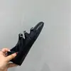 Sapatos Mary Jane retrô de bico quadrado com fivelas de metal, nova coleção feminina 2026, estilo versátil e delicado, sapatilhas de calçar fácil com bico baixo