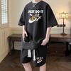 Traje estilo gofre transfronterizo Dibujos animados Casual Estilo novio Holgado Camiseta de manga corta y media Pantalones cortos hasta la mitad Ropa de verano para hombre