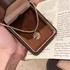 Collar de Margarita Fresco y Elegante con un Toque de Lujo Ligero, Nueva Cadena para Suéter de Otoño e Invierno, Cadena Clavicular Floral Única para Mujer