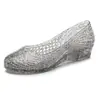 Nuevas sandalias de cristal de verano para mujer, sandalias de agujero para exteriores combinables, cuña antideslizante, no apestan, suaves, cómodas, zapatos para el día a día