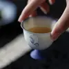 Taza de té púrpura degradado pintada a mano con diseño de mariposa brumosa, Taza de té de pie alto para uso doméstico, Juego de té de alto valor estético, Taza de degustación, Taza de maestro