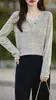 Camiseta básica de punto versátil y sencilla 100% algodón para mujer, top de punto puro con cuello en V semiabierto, top fino de manga larga de otoño para mujer