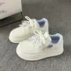 Zapatillas blancas de suela gruesa de estilo popular nuevo para mujer 2026, zapatillas deportivas casuales lindas y versátiles