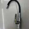 Torneira de Pia Quente e Fria de Aço Inoxidável Preto Fosco Russa de Venda Quente Transfronteiriça com Mangueira de Borracha Três Vias Plana para Pia de Cozinha